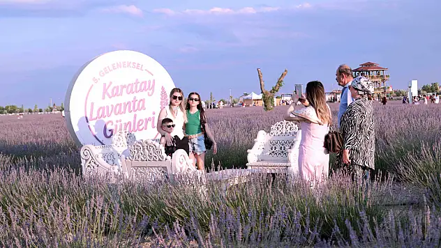 Konya'da bulunan Türkiye'nin en büyük lavanta bahçesinde rekor katılım