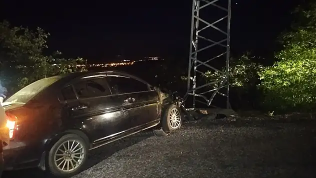 Konya'da direksiyon hakimiyetini kaybeden sürücü elektrik direğini devirdi: 1 yaralı