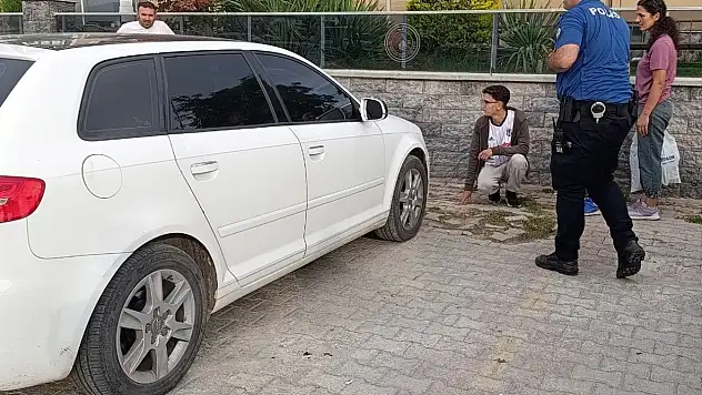 Konya'da duygulandıran anlar: Araç motorundan çıkarılan yavru kediye polis sahip çıktı