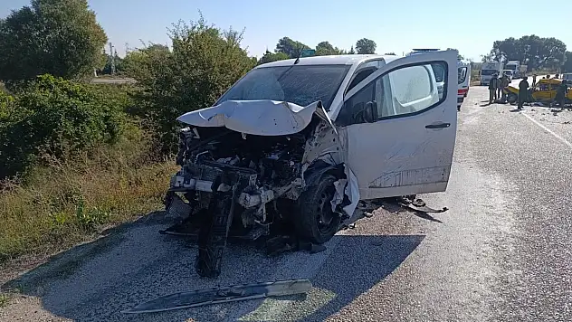 Konya'da feci kaza: Otomobil ile hafif ticari araç çarpıştı, 3 ölü, 1 yaralı