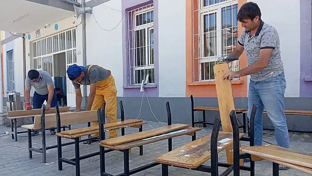 Konya'da fedakar öğretmenler tatilde okulu yeniledi