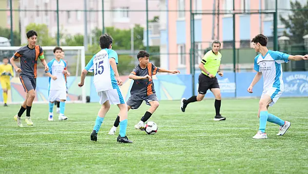 Konya'da FIFA standartlarında yeşil saha şöleni: 24 okul şampiyonluk için yarışıyor