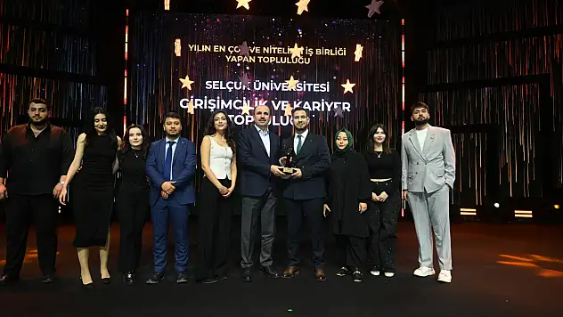 Konya'da gençlik rüzgarı: Topluluk Ödülleri Selçuklu Kongre Merkezi'nde sahiplerini buldu