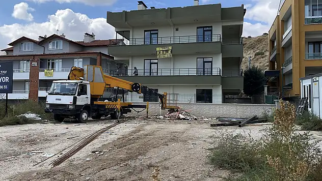 Konya'da iş kazası: Sepetli vinçle çatıya demir çıkartırken düştü