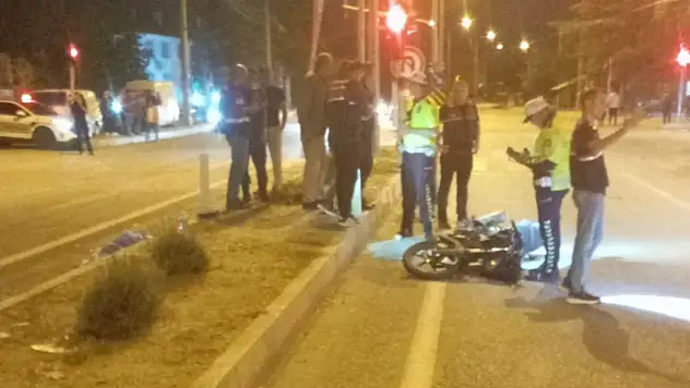 Konya'da ışıklı kavşakta kaza: Motosikletteki 2 kişi hastaneye kaldırıldı