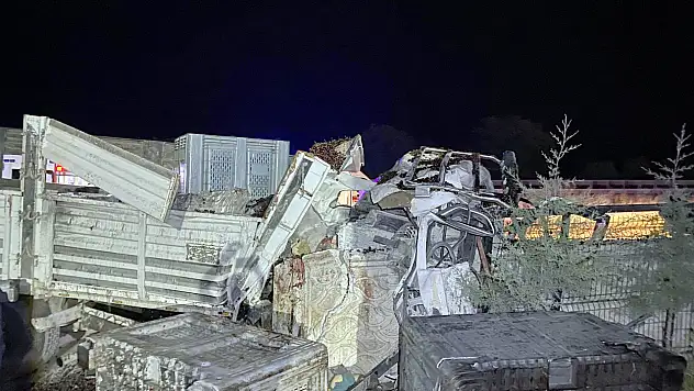 Konya'da kamyon fabrikanın duvarına çarptı, 17 yaşındaki genç hayatını kaybetti