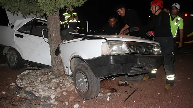 Konya'da kontrolden çıkan otomobil ağaca çarptı: 1'i ağır 2 yaralı