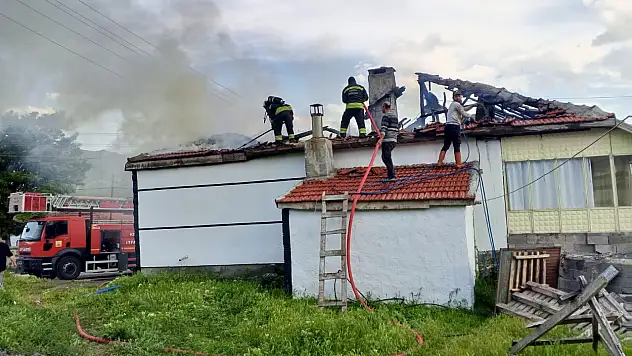 Konya'da mahalle muhtarının evi alevlere teslim oldu