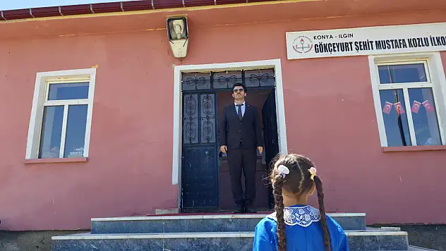 Konya'da okulun tek öğrencisi İlayda karnesini aldı
