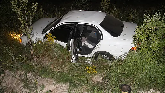 Konya'da otomobil yoldan çıktı, 3 kişi yaralandı