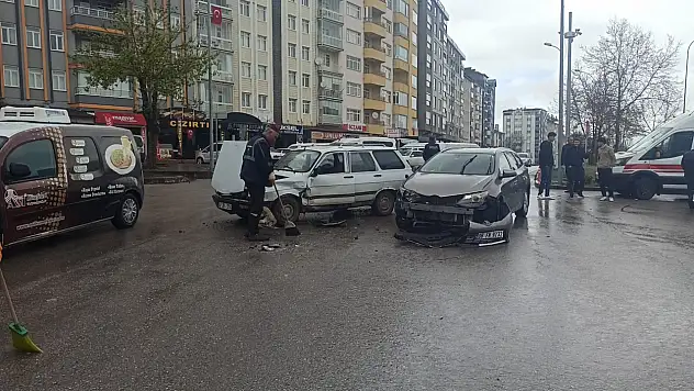 Konya'da otomobiller belediye kavşağında çarpıştı: Sürücü hastaneye kaldırıldı