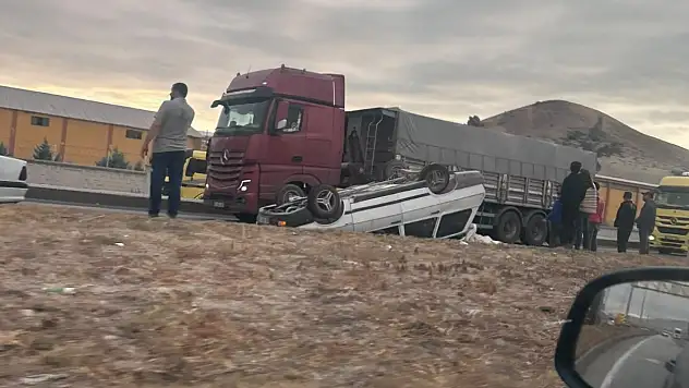 Konya'da şerit değiştiren çekici otomobili devirdi, 1 yaralı!