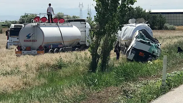 Konya'da tanker şarampole devrildi: Kazada araç içinde sıkışan sürücü yaralandı