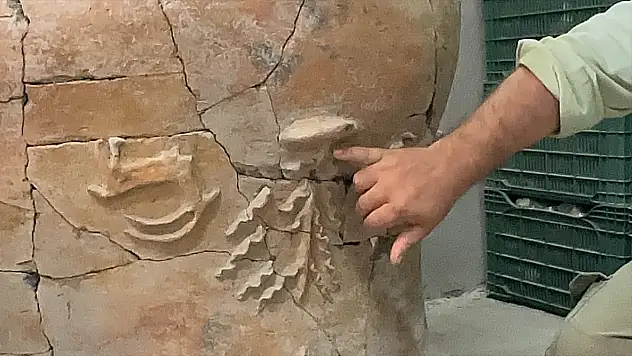 Konya'da tarihe ışık tutacak eşsiz buluntu: 5 bin yıllık ünik küp gün yüzüne çıkarıldı