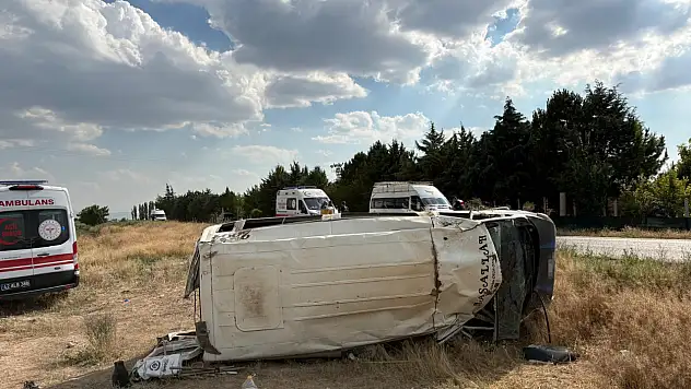 Konya'da tarım işçilerini taşıyan minibüs devrildi: 17 yaralı