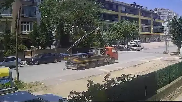 Konya'da tehlikeli dakikalar: Tellere takılan vinç sokaktaki direkleri devirdi