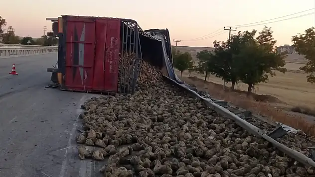 Konya'da tır devrildi! Tonlarca pancar yola saçıldı