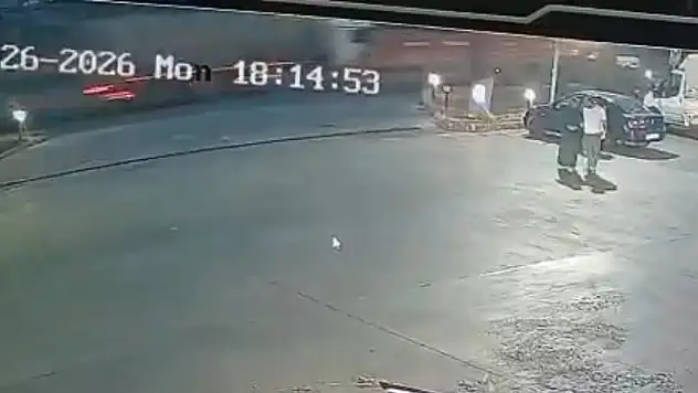 Konya'da tır pancar yüklü römorku biçti: Tonlarca şeker pancarı yola döküldü