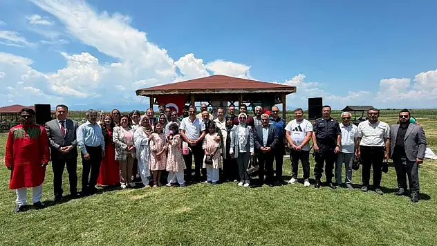Konya'da uluslararası dostluk köprüsü: Şarkılar ve nilüfer bahçesinde unutulmaz tekne turu