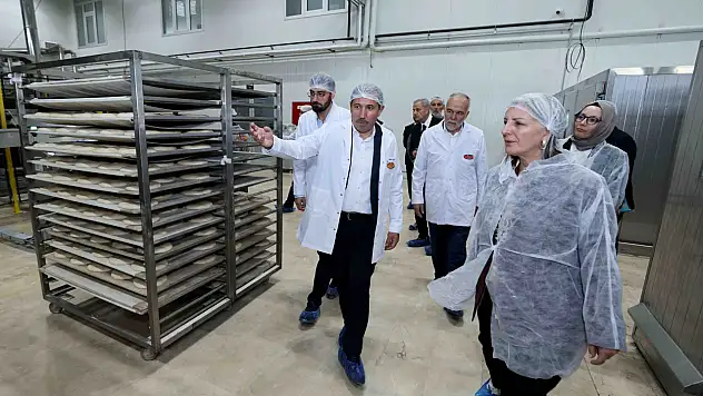 Konya'daki bu fabrikada saatte 10 bin ekmek üretiliyor
