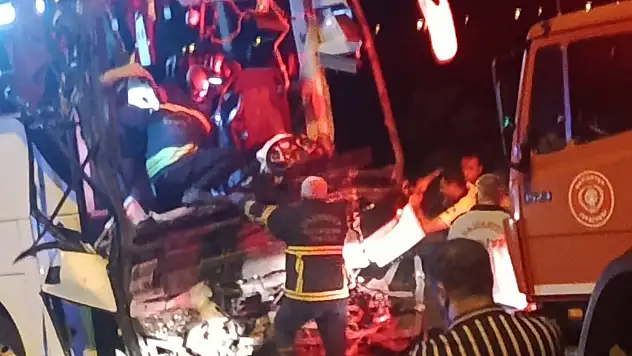 Konya'dan yola çıkan otobüs, tırla çarpıştı: 2 ölü, 22 yaralı