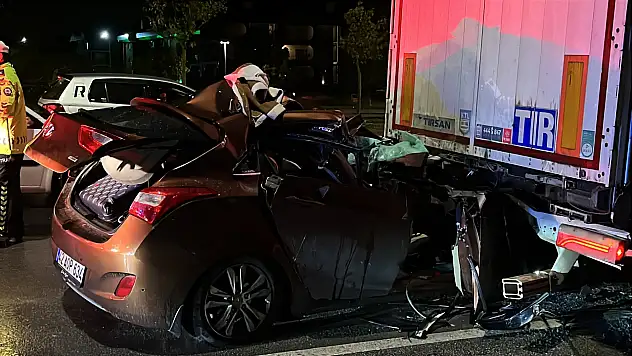 Konya merkezde araç, tıra ok gibi saplandı!