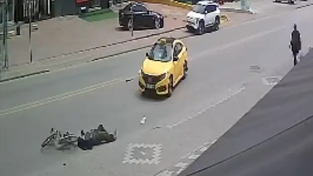 Konya merkezde korkunç kaza: Taksinin çarptığı bisikletli havada takla attı