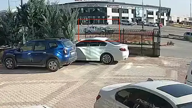 Konya merkezde otomobiller çarpıştı: Kaza anı kamerada