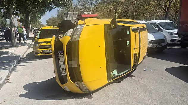 Konya merkezde trafik kazası: Ticari taksi yol ortasına devrildi