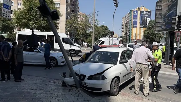 Konya merkezin kilit kavşağında çarpışan araçlar direğe çarptı: Yaralılar var