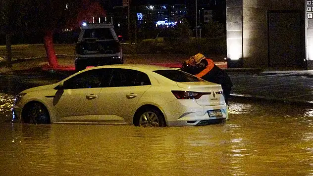 Konya'nın merkez ilçesini sel vurdu: AFAD mahsur kalanları kurtardı