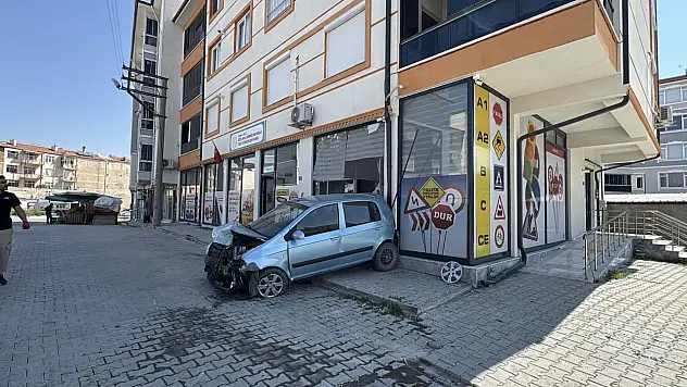 Kulu'da kontrolden çıkan otomobil dehşet saçtı: Park halindeki araç dükkana daldı