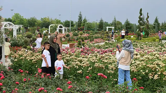 Lavanta ve gül kokulu günlerin izleri deftere kazındı: Dört bir yandan Karatay'a akın ettiler