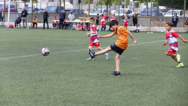 Meram'da 32 okul yeşil sahada buluştu: Kupayı 15 Temmuz Milli Birlik İlkokulu göğüsledi
