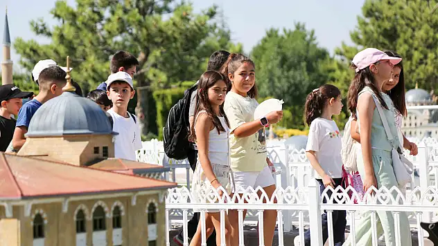 Meram'da çocukların yüzü güldü: 80 Binde Devr-i Âlem Parkı'nda neşeli gün