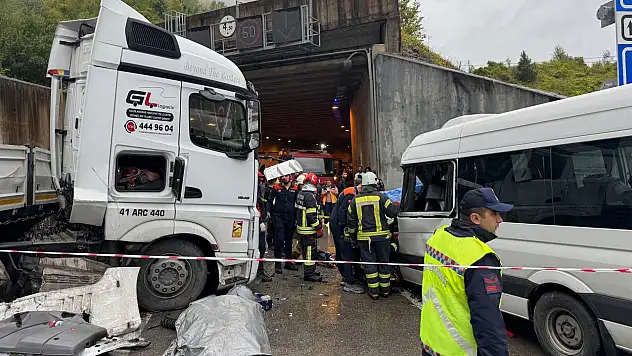 Minibüs ile tır çarpıştı: 1 ölü, 11 yaralı