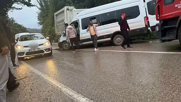 Minibüs kamyonla çarpıştı: 1 ölü, 23 yaralı