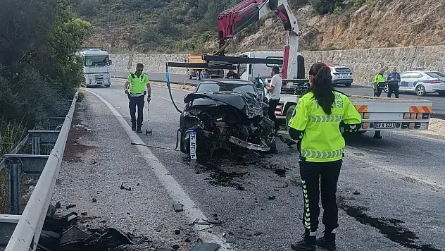 Minibüs otomobille çarpışıp yan yattı: 10 yaralı