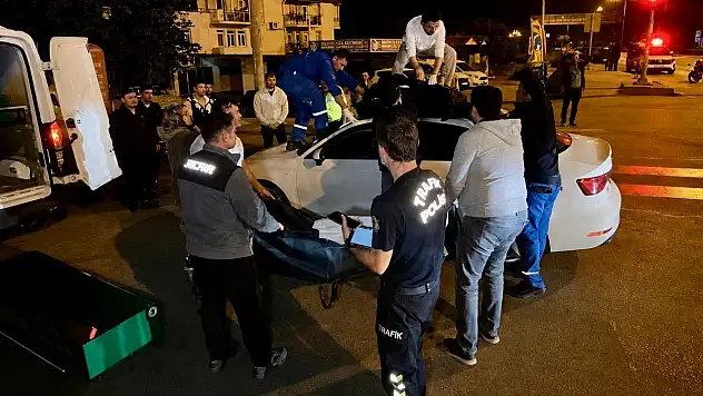 Motosiklet sürücüsü otomobilin üstüne düşerek can verdi
