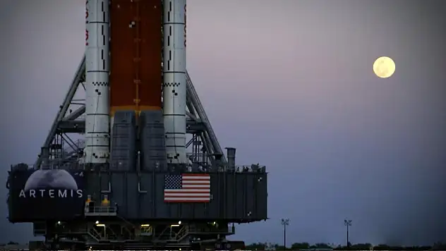 NASA, Artemis II roketini tamir için fırlatma rapmasından hangara çekiyor