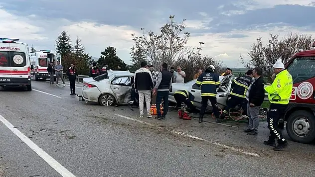 Otomobil karşı şeride geçip başka otomobile çarptı 4 ölü, 2 ağır yaralı