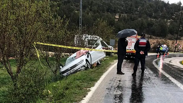 Otomobil ve gübre yüklü TIR çarpıştı: 1 ölü, 2 yaralı