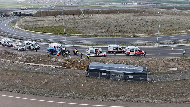 Otoyol girişinde otobüs kazası: 23 yaralı