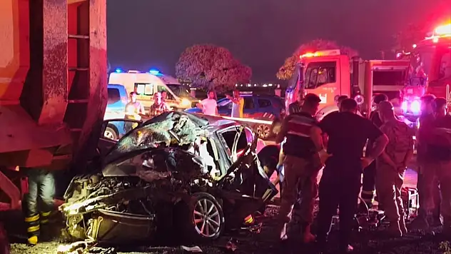 Park halindeki kamyona çarpan otomobilde 1 ölü, 2 yaralı