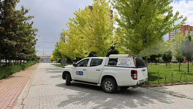 Park ve bahçelerde yoğun mesai: Selçuklu Belediyesi gece ilaçlamasıyla konforu artırıyor