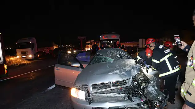 Patates yüklü tıra çarpan otomobildeki karı koca yaşamını yitirdi!
