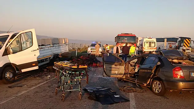 Sabah karşı acı kaza! Otomobil kamyonete arkadan çarptı: 3 ölü, 3 yaralı
