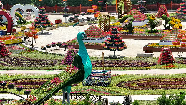 Selçuklu Çiçek Bahçesi kapılarını açıyor: 385 bin çiçek ziyaretçilerini bekliyor