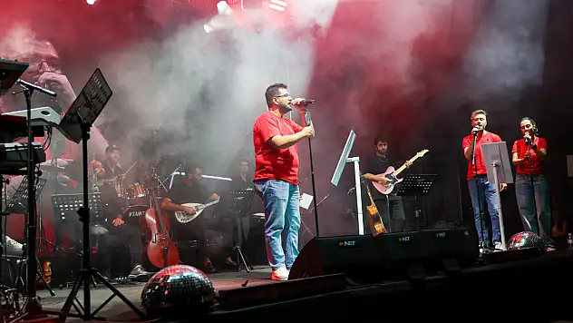 Selçuklu'da 2000'ler rüzgarı esti: Ecdat Parkı'nda müzik dolu yaz akşamı