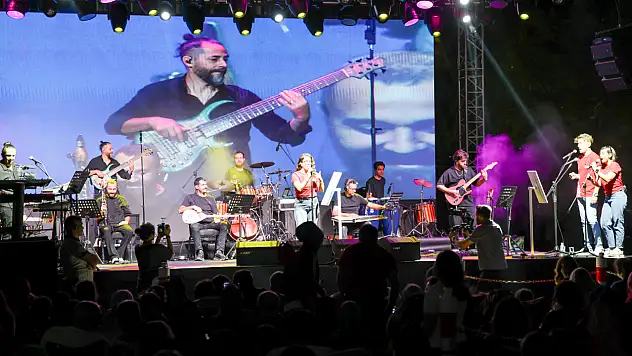 Selçuklu'da nostalji rüzgarı: Kelebekler Vadisi Parkı'nda 2000'ler Türkçe Pop Konseri